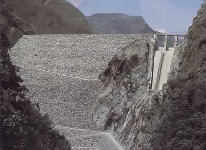 钢筋混凝土岩石填充大坝